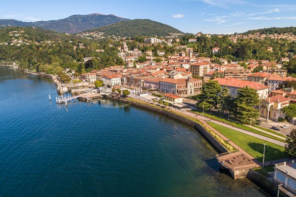 Une ville riveraine dotée de bâtiments historiques, d’un pont et d’un port de plaisance.