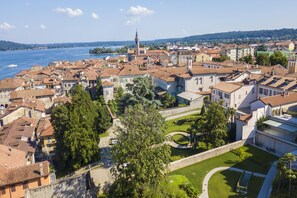 Une ville côtière dotée de bâtiments historiques, d’un imposant beffroi et offrant une vue sur le front de mer.