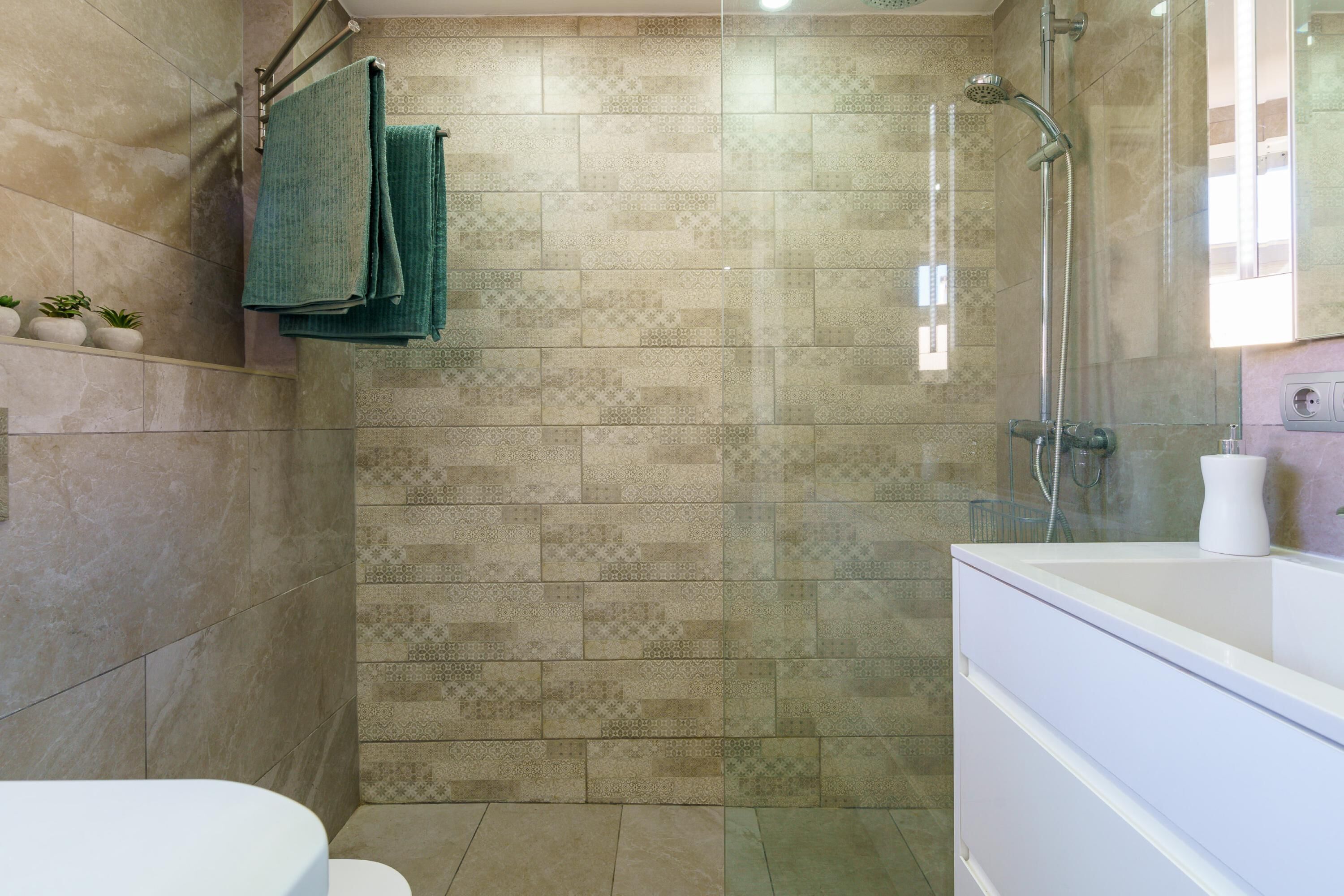 Un baño con ducha, inodoro y lavabo.