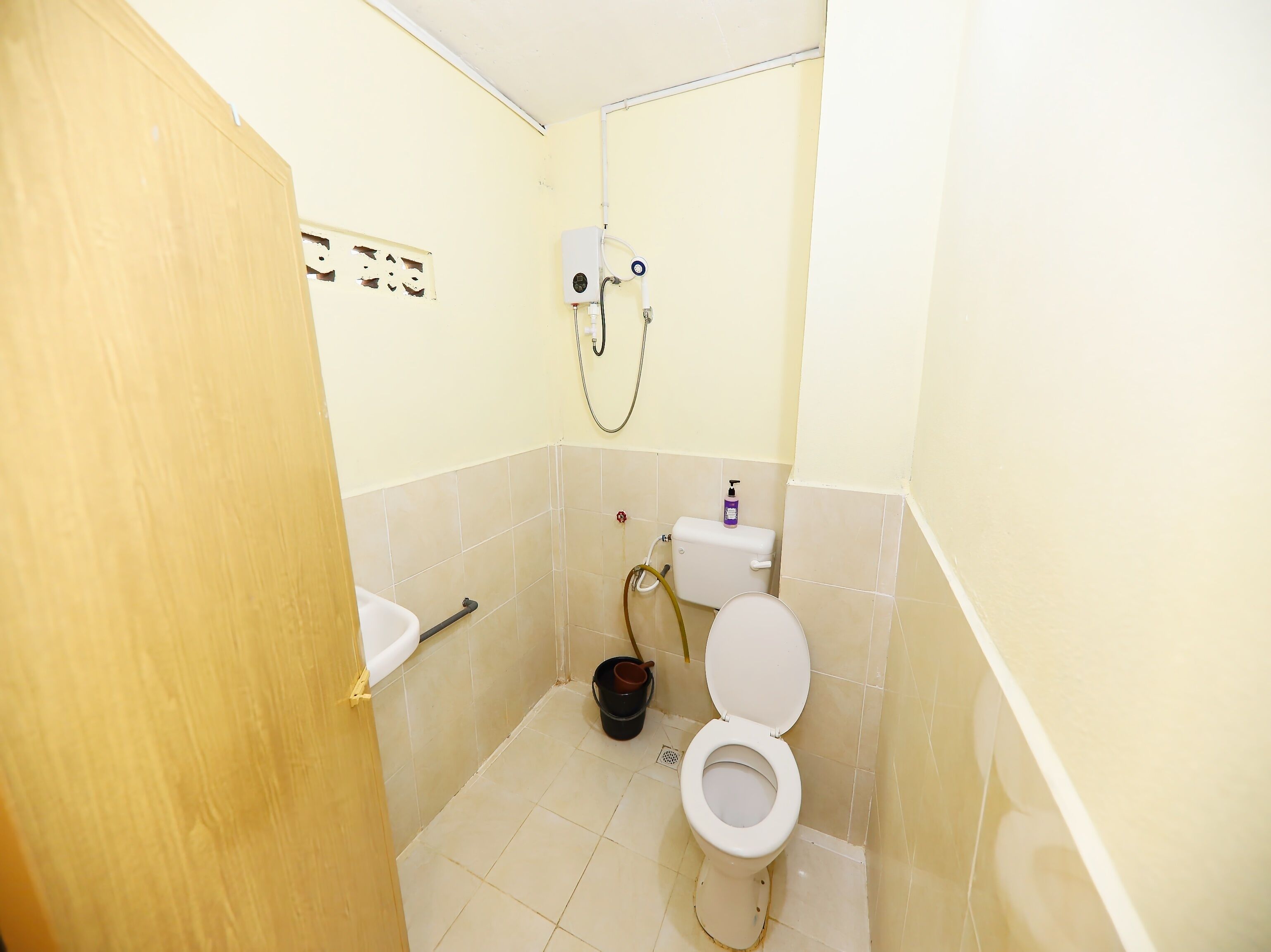 Suíte superior | Banheiro | Chuveiro, chuveiro com efeito de chuva, toalhas de banho 