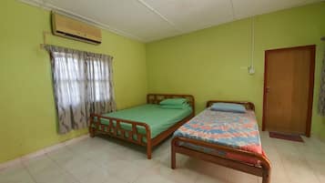 Deluxe Twin Room | Laptop workspace, free WiFi, bed sheets