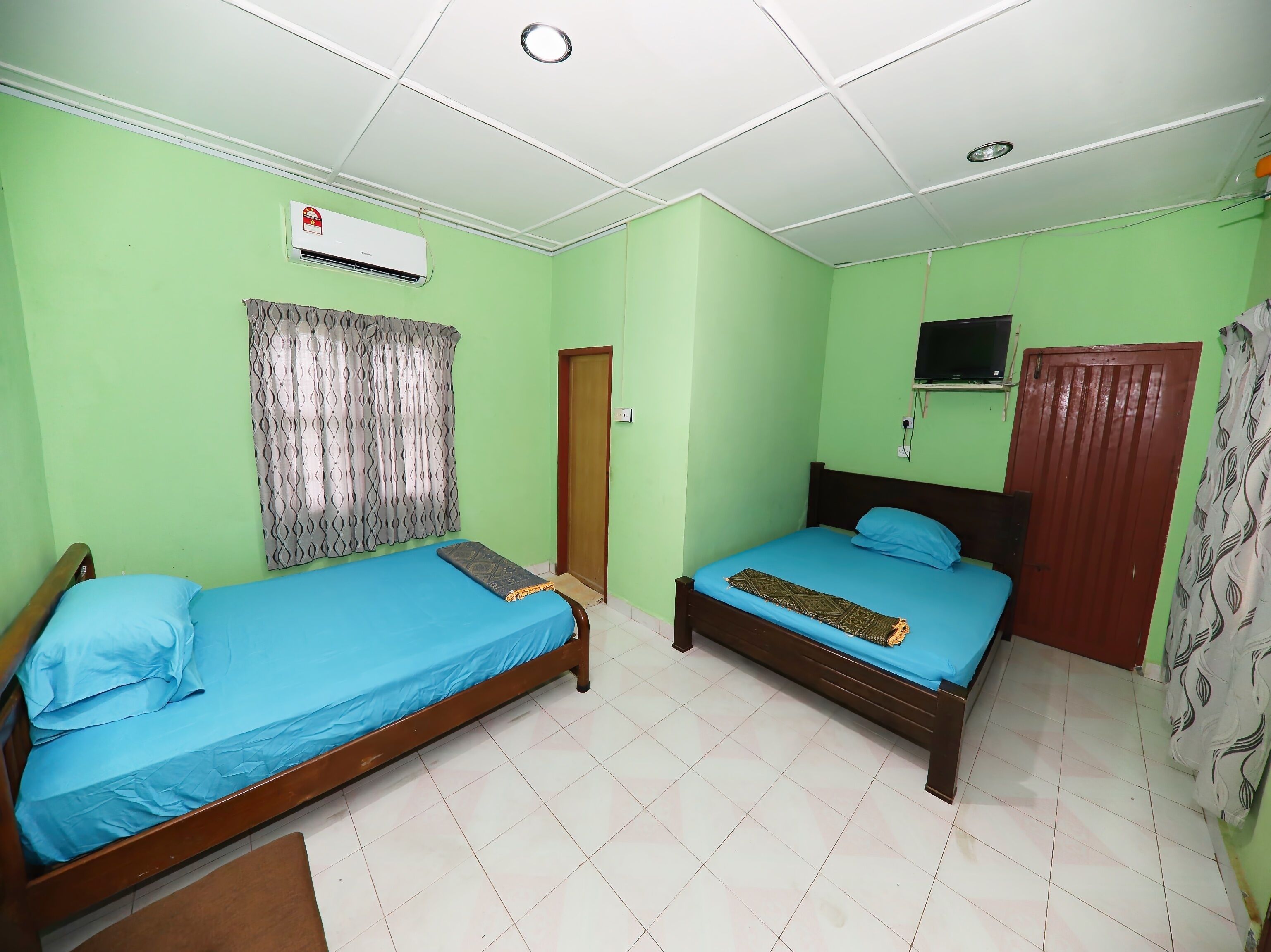 Laptop workspace, free WiFi, bed sheets