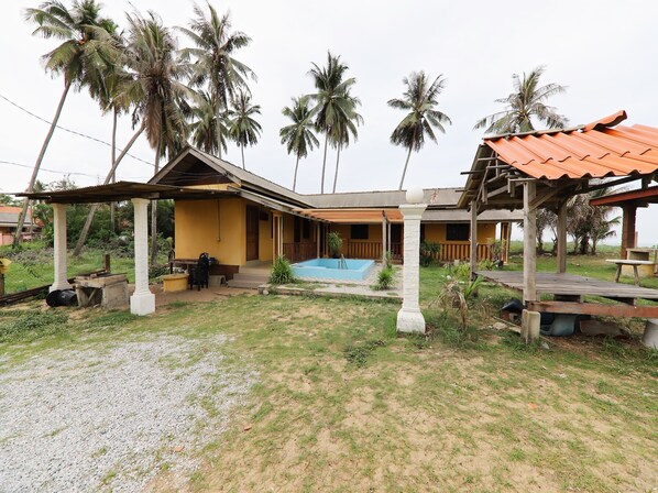 Vista frontal de la propiedad