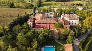 An aerial view of a villa with a swimming pool, surrounded by lush greenery and vineyards. - Palagio 8 in Chianti With Shared Pool (Rignano sull'Arno)