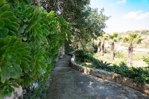 5 bedrooms - Villeleynah Amazing Gozitan Villa Pool (Munxar)