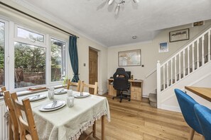 2 bedrooms - Secret Garden House With Free Parking By My Getaways (Horsham)