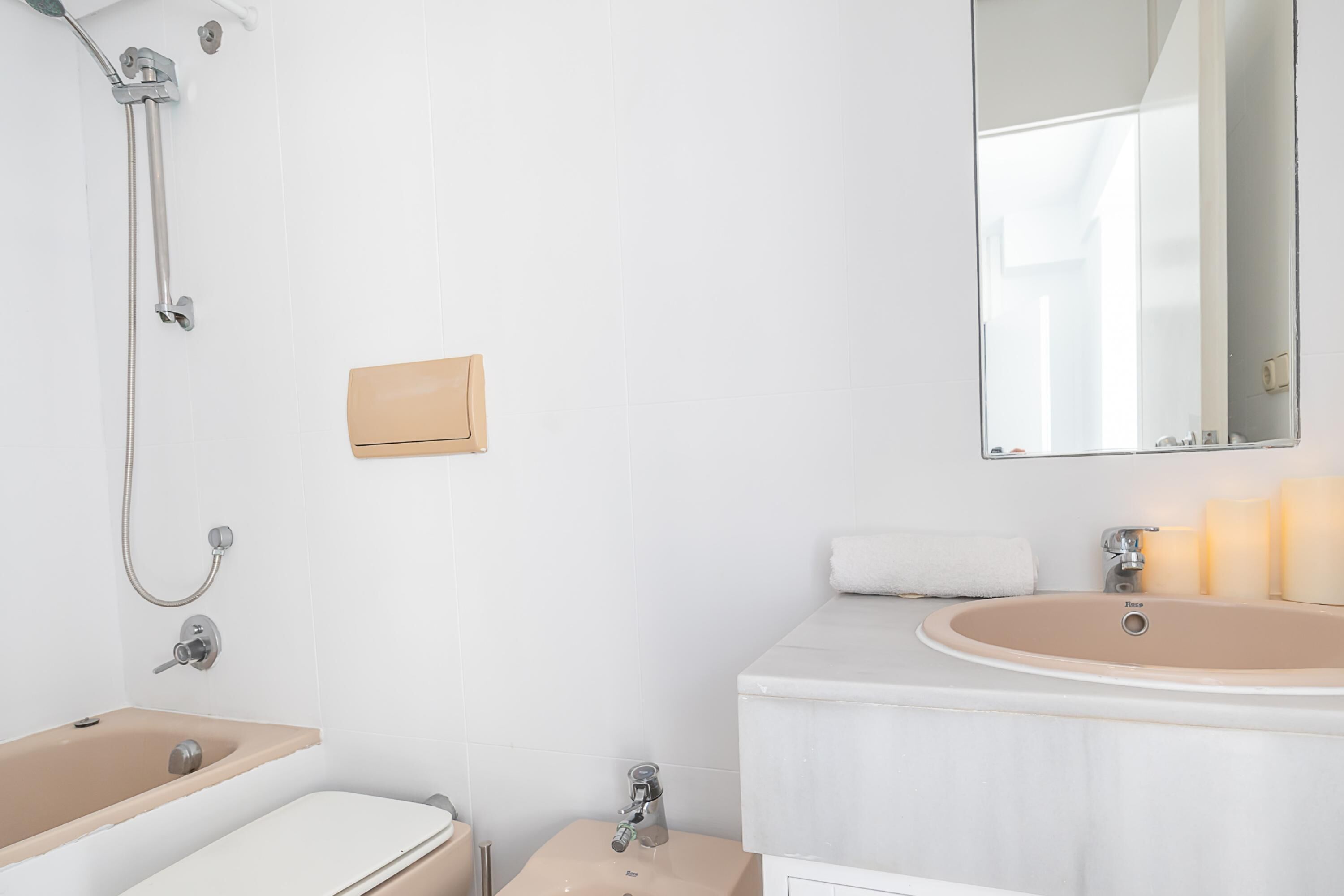 Une salle de bain moderne avec une baignoire, un lavabo et un miroir.