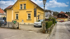 A yellow building with a sign reading "JANTAR". - Apartments Jantar - Two Bedroom n 3 (Novo Mesto)