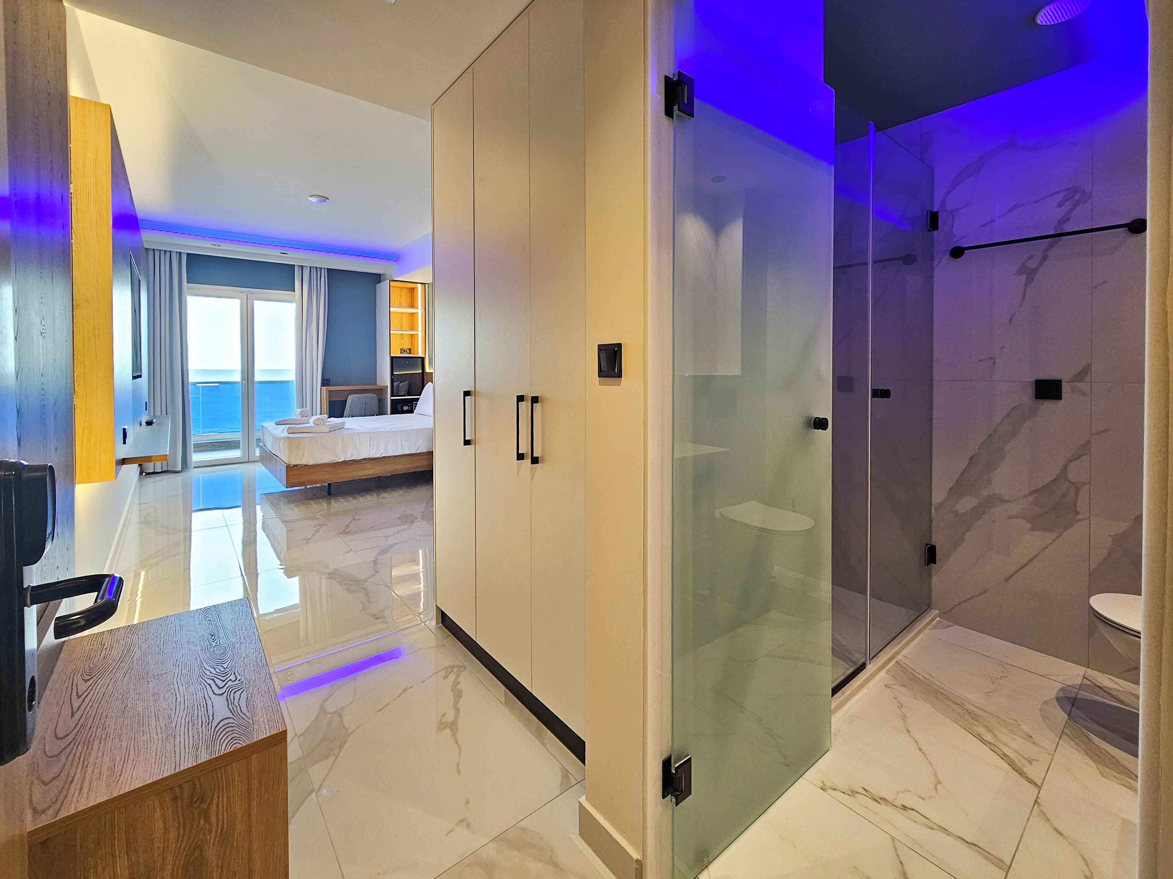 Caja de seguridad en la habitación y decoración personalizada 