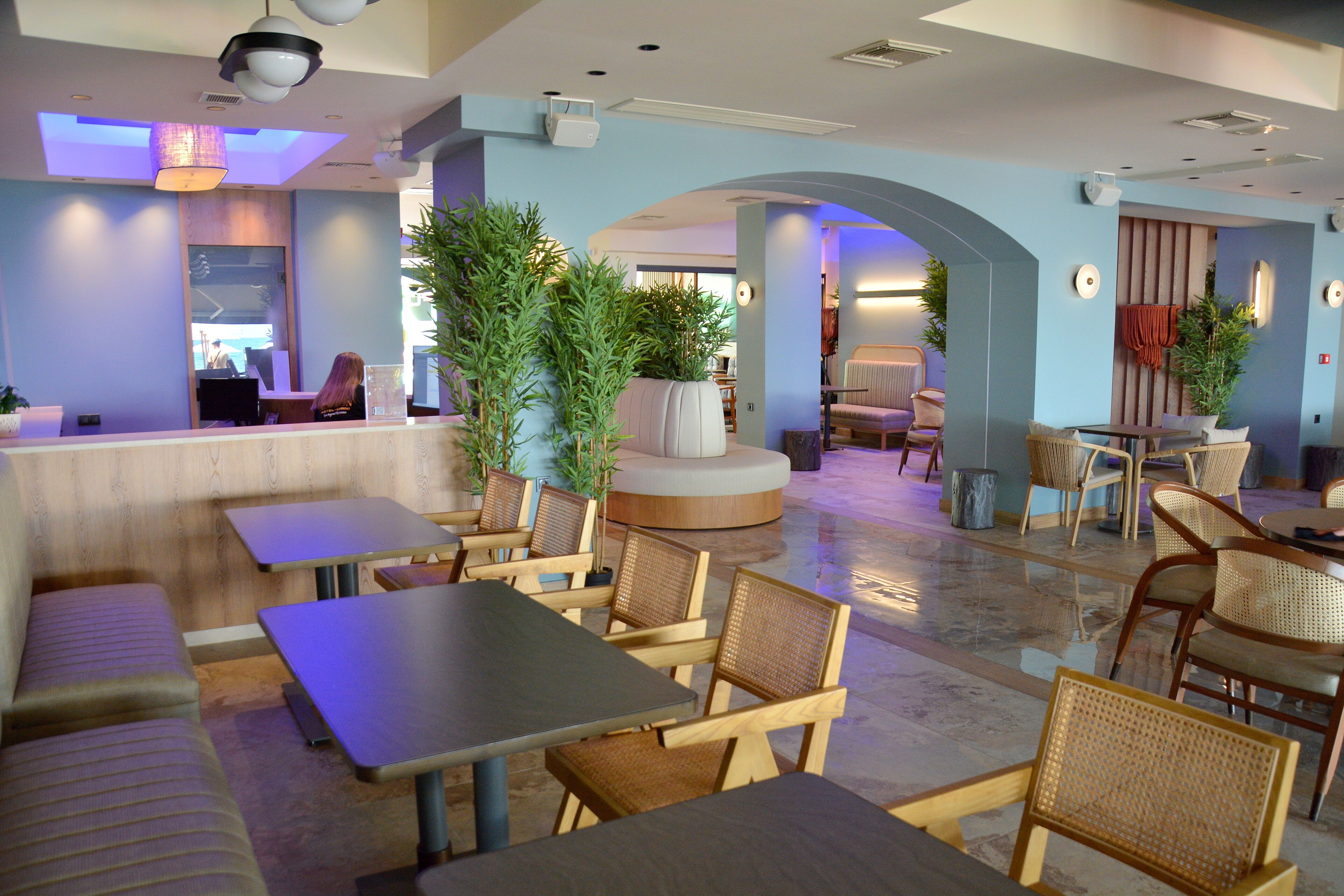 Daily cooked-to-order breakfast (EUR 11 per person)