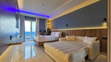 Suite estudio junior | Caja de seguridad en la habitación y decoración personalizada