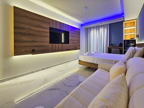 Suite estudio junior | Caja de seguridad en la habitación y decoración personalizada 