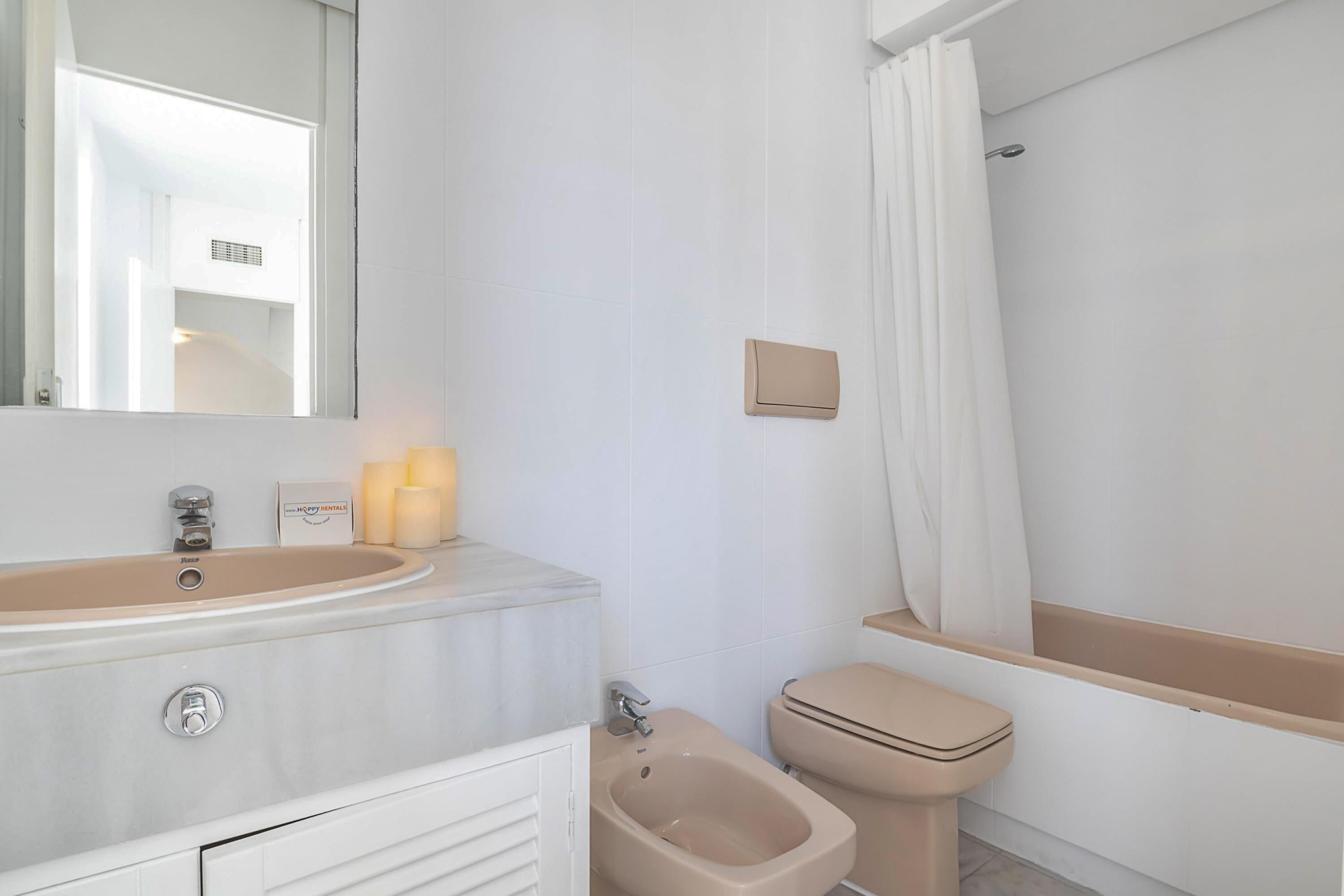 Une salle de bain moderne avec un lavabo en marbre, un bidet, des toilettes et une baignoire.