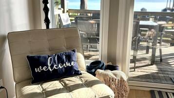 TV connectée, cheminée, livres