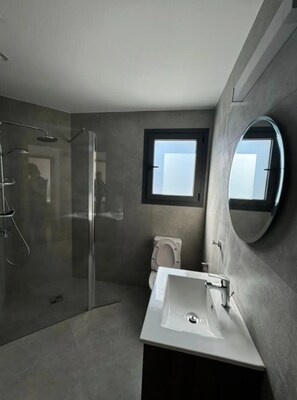 Rumah | Kamar mandi | Shower, pengering rambut,  dan handuk