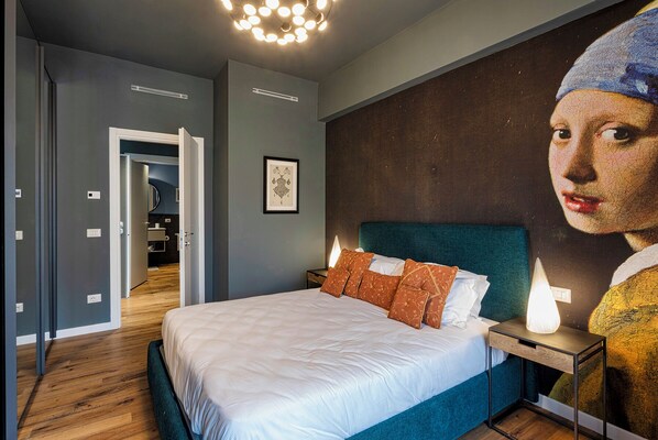 Un dormitorio moderno con una cama grande, un mural único en la pared y un diseño contemporáneo.