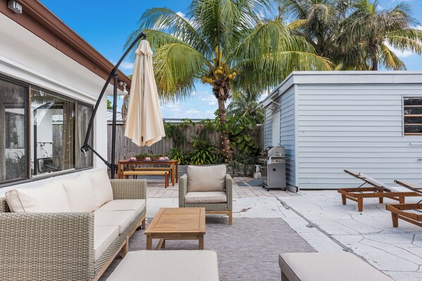 Outdoor dining - Cozy 3BD Home with Pool - 8 Mins to Beach (Fort Lauderdale)