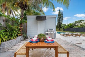 Outdoor dining - Cozy 3BD Home with Pool - 8 Mins to Beach (Fort Lauderdale)