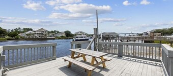 River’s Rest: Stunning 7br House on the Water