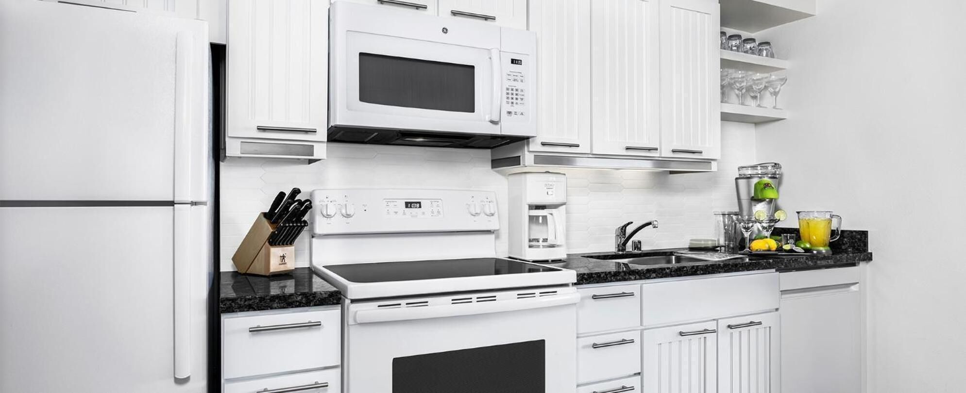 Jääkaappi, mikroaaltouuni, kahvin-/teenkeitin, tehosekoitin