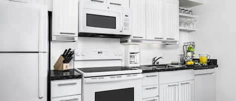 Refrigerador, microondas, cafetera y tetera y licuadora