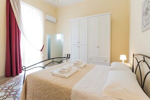 1 Schlafzimmer, Schreibtisch, Bügeleisen/Bügelbrett, Reisekinderbett