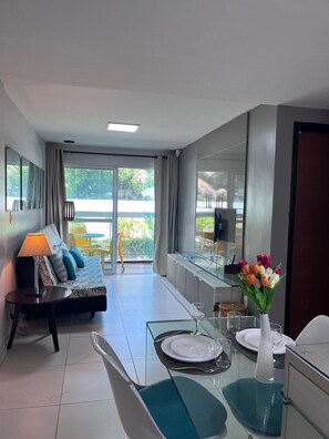 Leilighet | Oppholdsområde | En 32-tommers smart-TV med kabel-kanaler