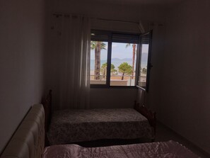 1 dormitori, planxa i posts de planxar, wifi i roba de llit