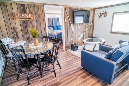 Life on the Docks Cozy 1 Bedroom cabin on Douglas Lake!