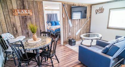 Life on the Docks Cozy 1 Bedroom cabin on Douglas Lake!