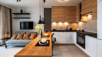 Fridge, oven, stovetop, dishwasher