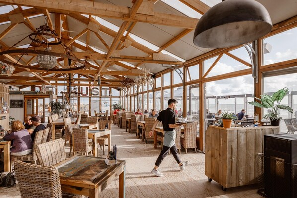 House | Dining - Beach House in Julianadorp by the North Sea (Wijk aan Zee)