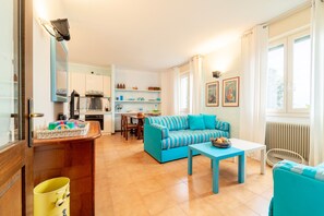 Lägenhet - sjöutsikt | Vardagsrum | 35-tums tv med digitalkanaler