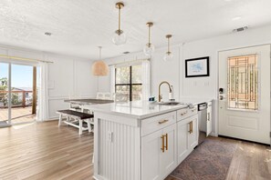 Refrigerador, microondas, horno, placa de cocina