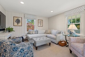 Smart-tv, een open haard en boeken