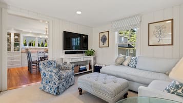 TV connectée, cheminée, livres