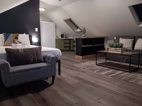 1 bedroom, iron/ironing board, WiFi, bed sheets. The Studio-Suite at Putnam Pike NEW APT Near PVD