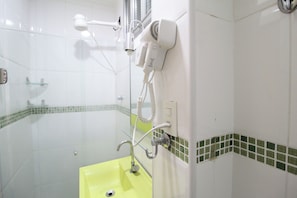Studio | Bathroom | Shower, hair dryer, towels, soap - A-3806 (Rio de Janeiro)