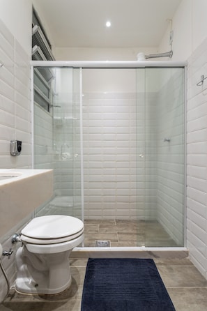 Apartamento | Banheiro | Chuveiro, secador de cabelo, toalhas de banho, sabonete