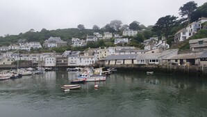A harbor with boats docked, surrounded by hillside houses. - Ty-dee Holiday Home Inside Polperro Holiday (Looe)