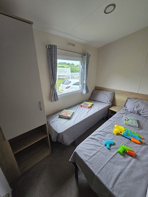 Cabin | 2 bedrooms, free WiFi, bed sheets - Ty-dee Holiday Home Inside Polperro Holiday (Looe)