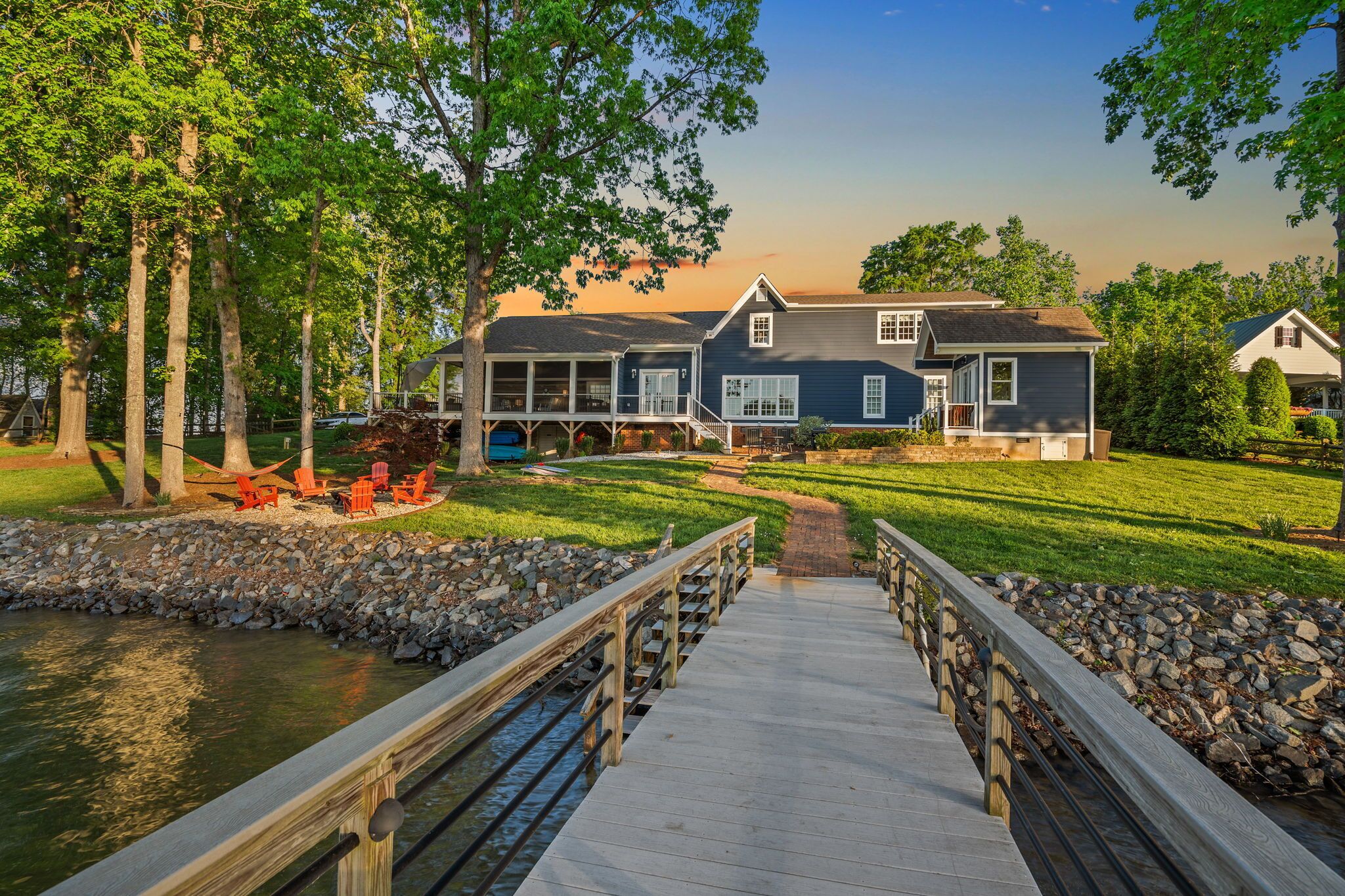 Bella Vista by Socharm | Lakefront Getaway