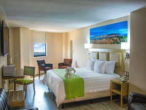 Quarto luxo, 1 cama King | Cofres nos quartos, escrivaninha, espaço de trabalho para notebook