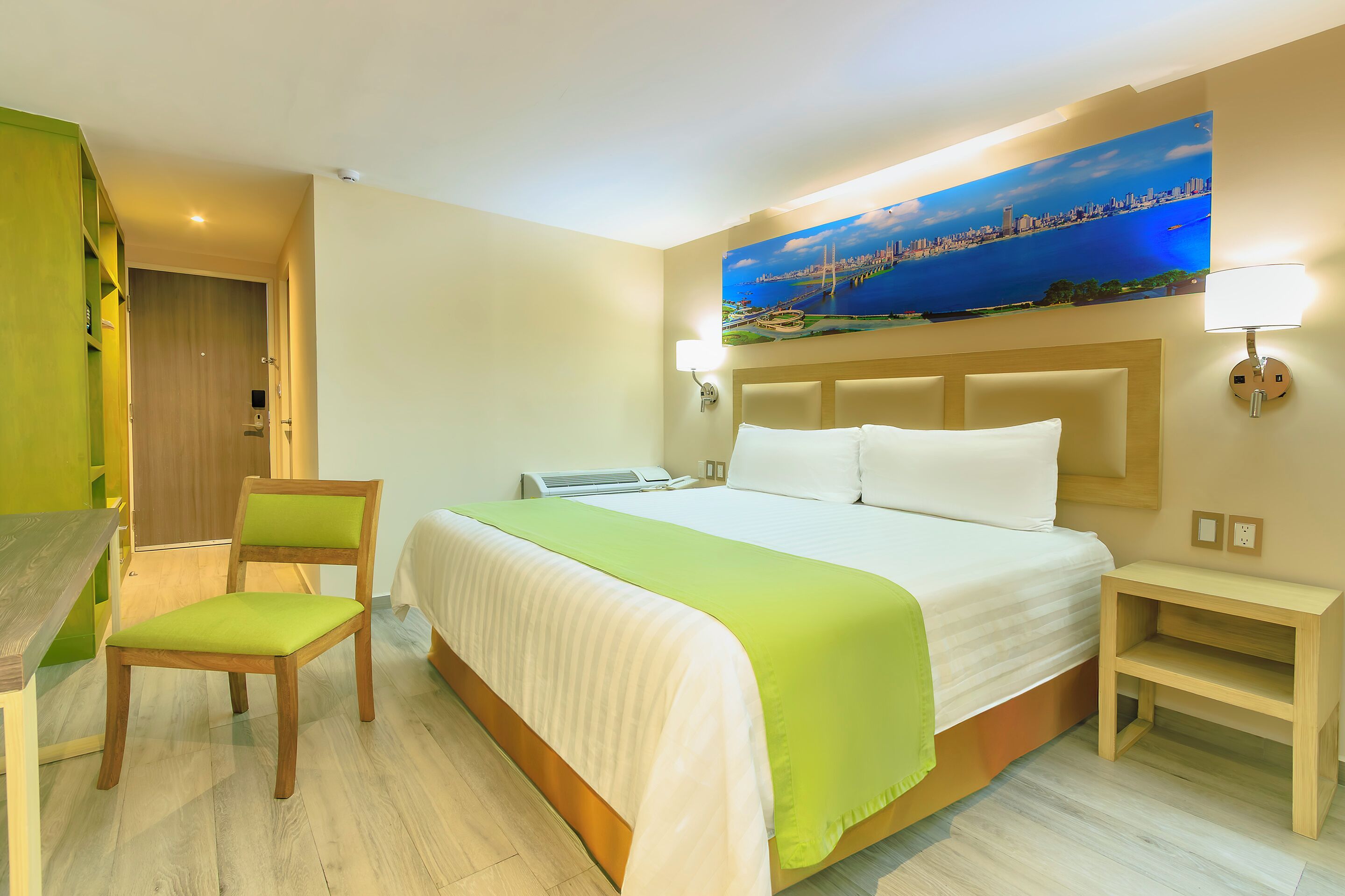 Caja de seguridad en la habitación y escritorio 