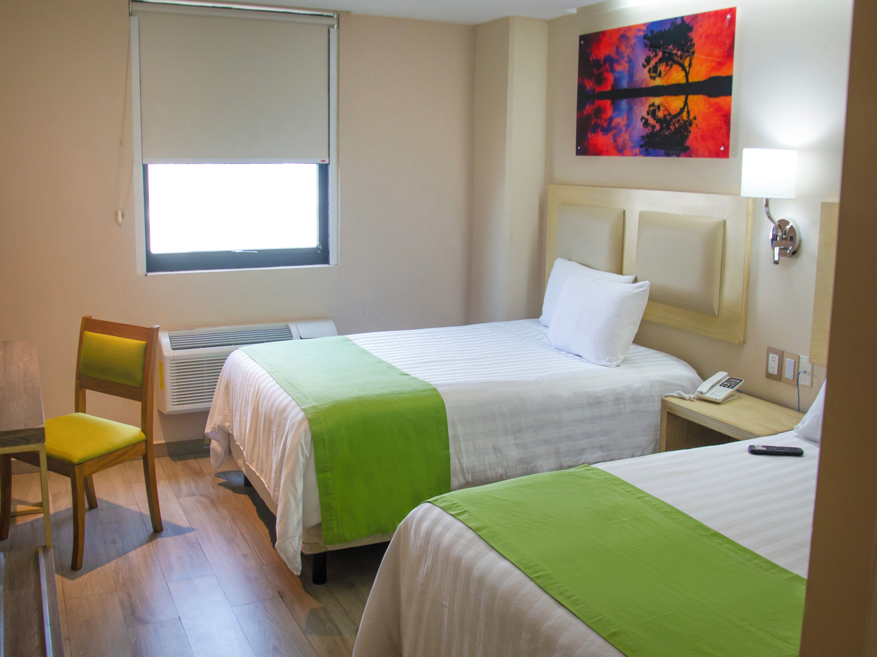 Quarto duplo standard, 2 camas de casal | Cofres nos quartos, escrivaninha, espaço de trabalho para notebook