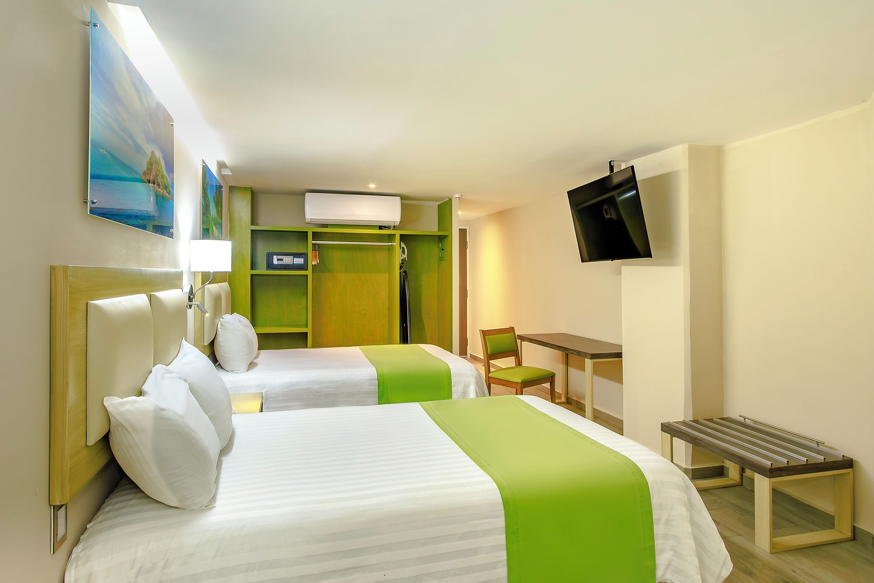 Caja de seguridad en la habitación y escritorio 