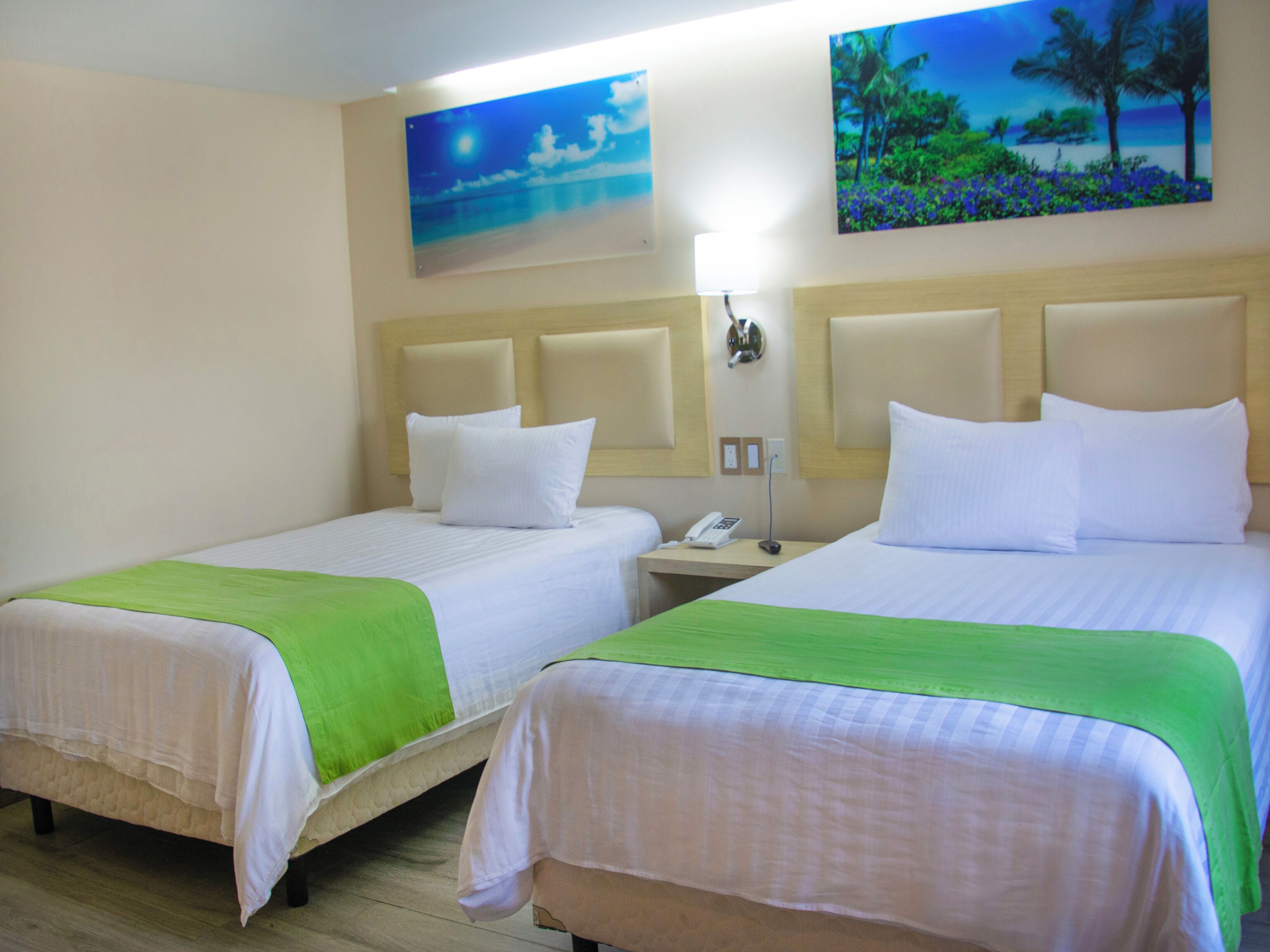 Estúdio standard, 2 camas de casal | Cofres nos quartos, escrivaninha, espaço de trabalho para notebook