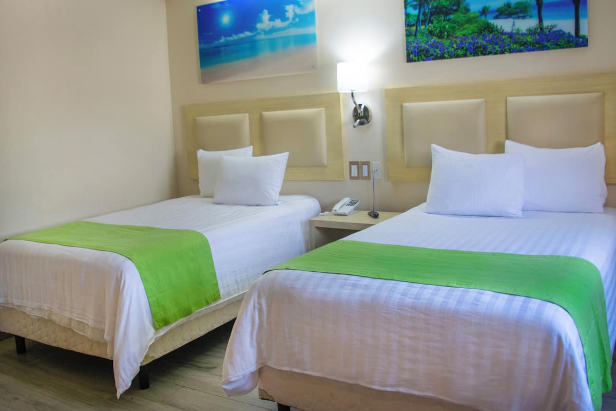 Estúdio standard, 2 camas de casal | Cofres nos quartos, escrivaninha, espaço de trabalho para notebook