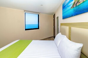 Standard Two Beds With View | Χρηματοκιβώτιο στο δωμάτιο, γραφείο, χώρος εργασίας για λάπτοπ 
