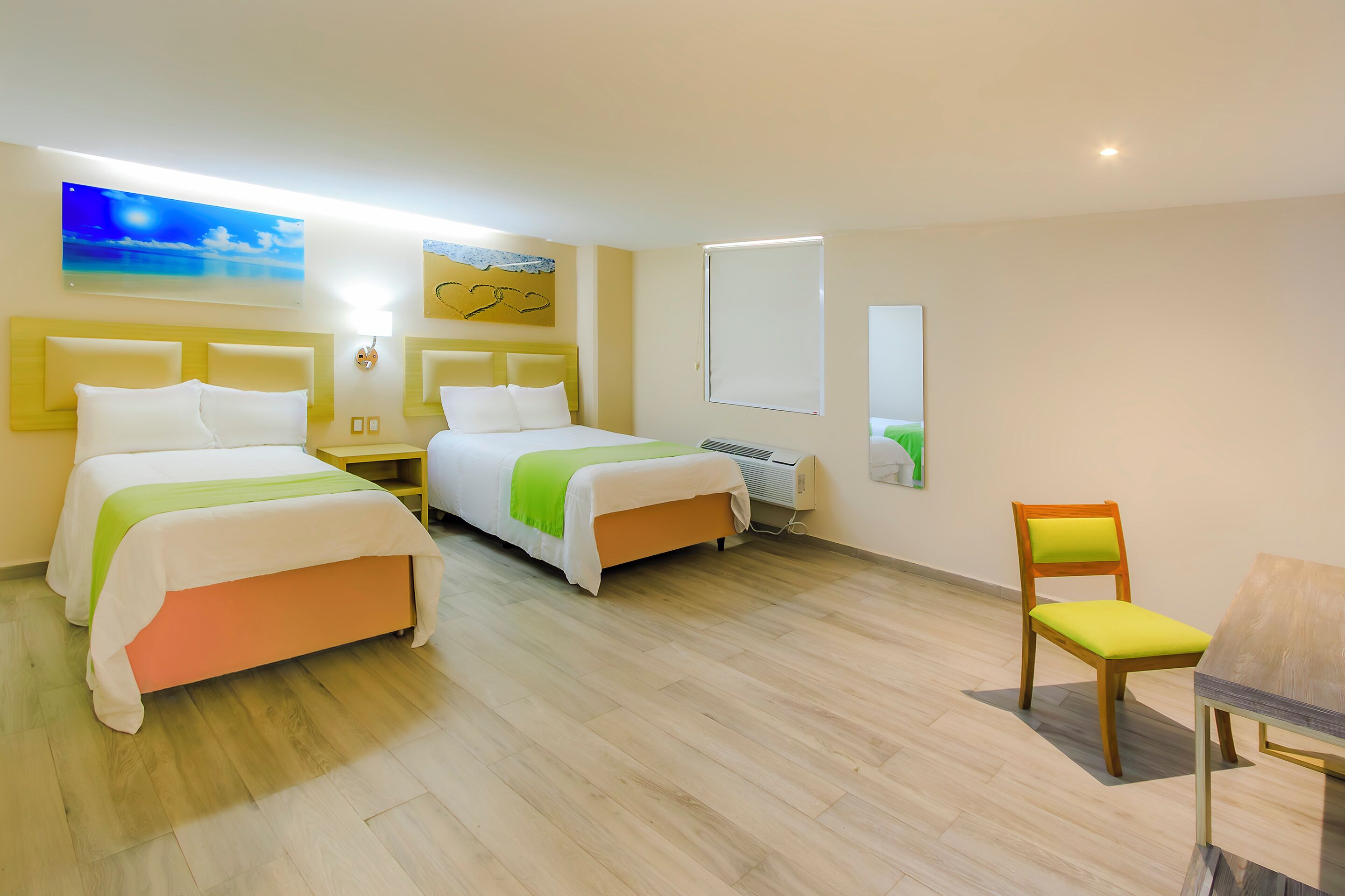 Caja de seguridad en la habitación y escritorio 